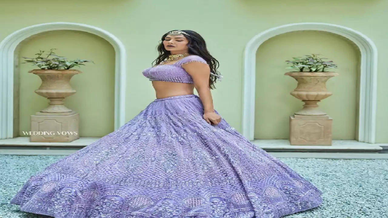 Esha Gupta Sexy Video